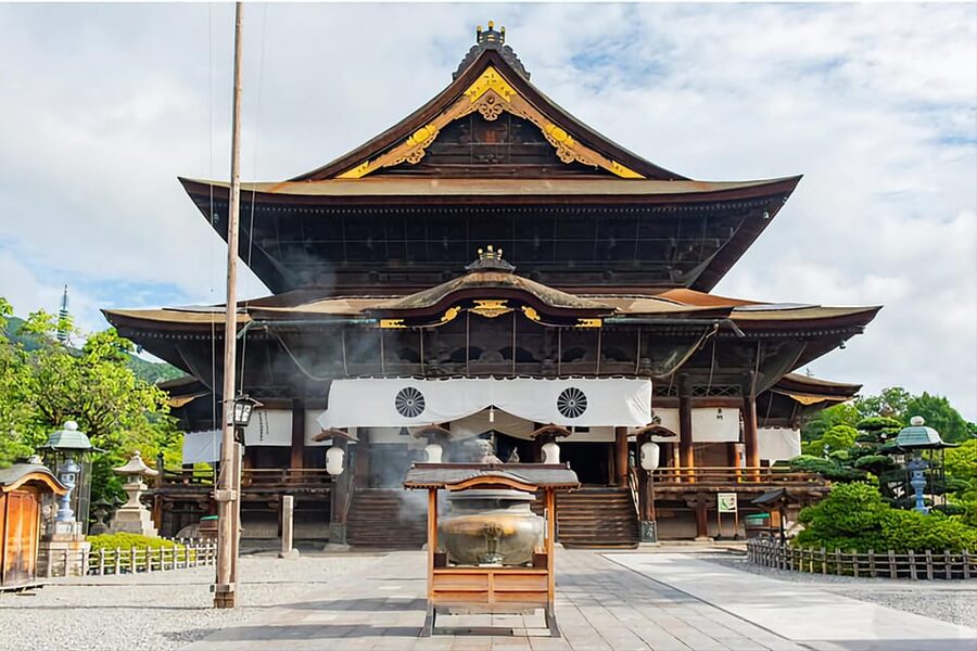 From Tokyo: Nagano, Zenkoji Temple, Snow Monkeys Day Trip. - Obuse slows the pace with sake and sweets