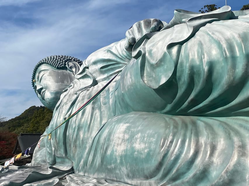 Fukuoka: Nanzoin Temple and Reclining Buddha Guided Tour - Entering the temple grounds and reaching the main hall