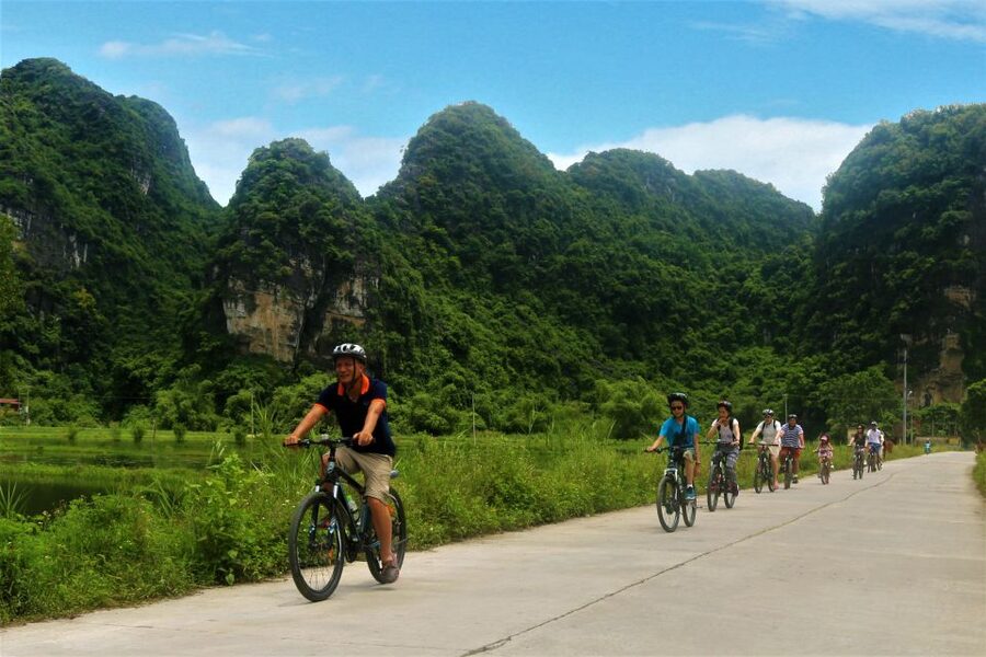Full Day Trang An, Bich Dong Pagoda, Biking & Family Visit - Visiting a Three-Generation Vietnamese Home