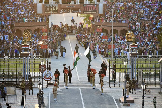 Golden Temple and Wagah Border Private Tour with Punjabi Lunch - Why this one-day Amritsar plan works