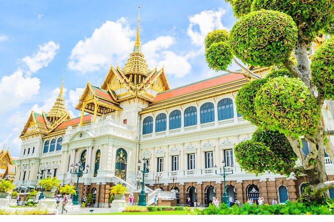 Grand Palace & Temples of Bangkok with experienced guide - Heat, clothing, and the walking effort