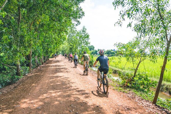 Grand Tour-Ek Phnom. Baset. Bamboo Train. Wat Banan. Phnom Sampov - Prasat Baset and the road through rice country