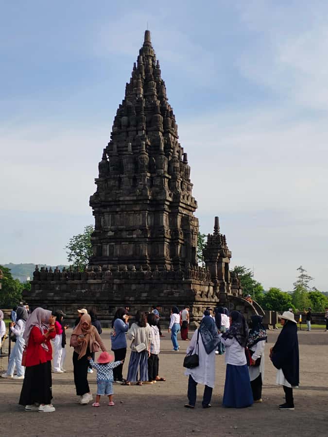 Guarantee Borobudur Temple Structure & Prambanan. - The midday transfer and lunch break