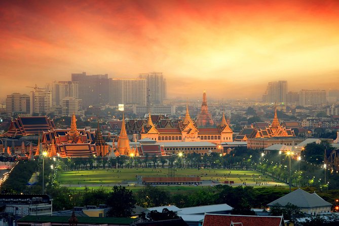 Guided Tour of Grand Palace & Emerald Buddha Temple in Bangkok - What the guide adds to the experience