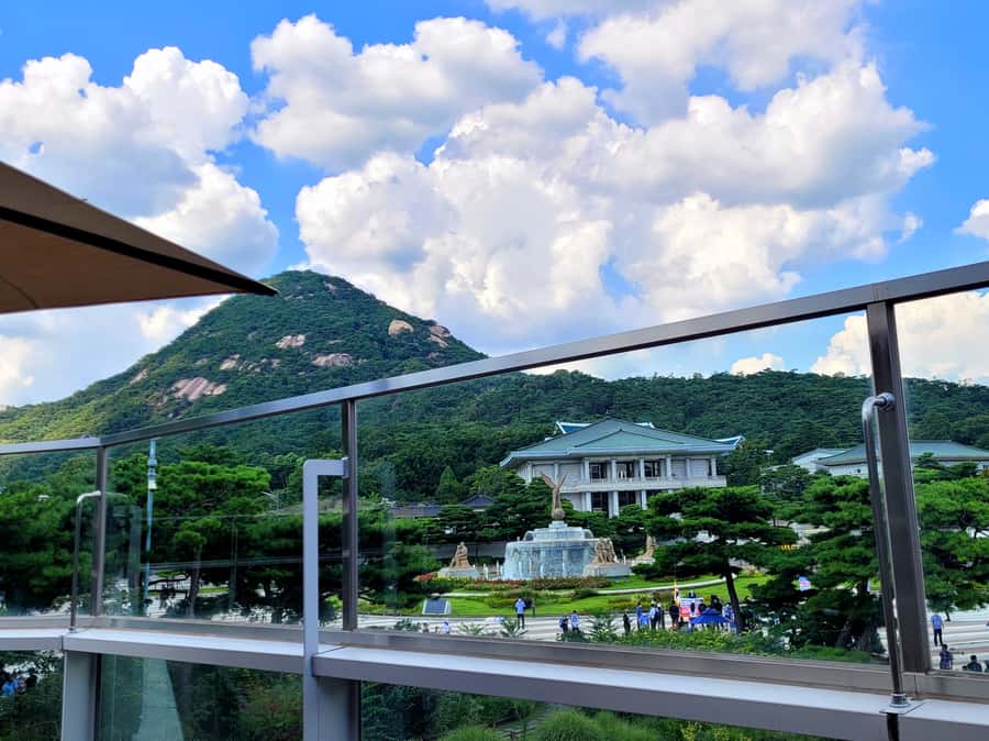 Gyeongbokgung Palace, Jogyesa Temple and Bukchon village - Who will enjoy this walk most?