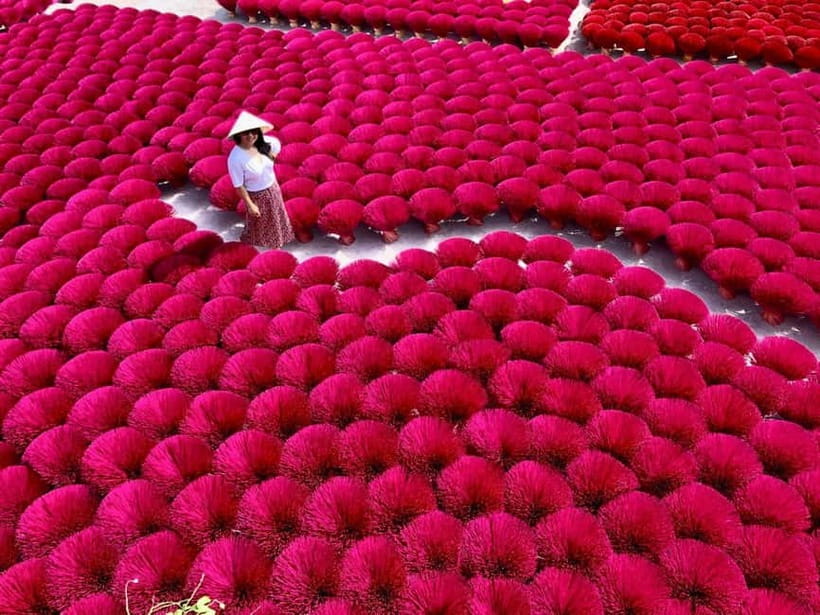 Ha Noi: Perfume pagoda or Incense Village w Guide Pick up - Quang Phu Cau: red incense and working village life