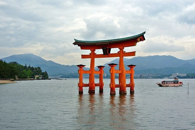 Hiroshima and Miyajima Day Trip with Itsukushima Shrine & Ferry - Exploring Itsukushima Shrine and the floating torii