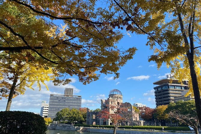 Hiroshima and Miyajima Day Trip with Itsukushima Shrine & Ferry - The guide experience: useful, but dependent on the departure