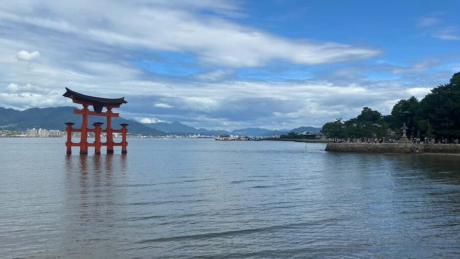 Hiroshima & Miyajima 6.5h Guided Tour – Dome, Park & Shrine - Itsukushima Shrine and the changing view of the torii