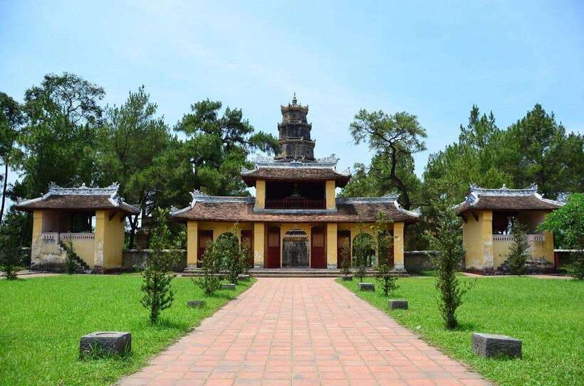 Hue : Dragon Boat Cruise to Thien Mu Pagoda and Tombs - Who should book this experience?