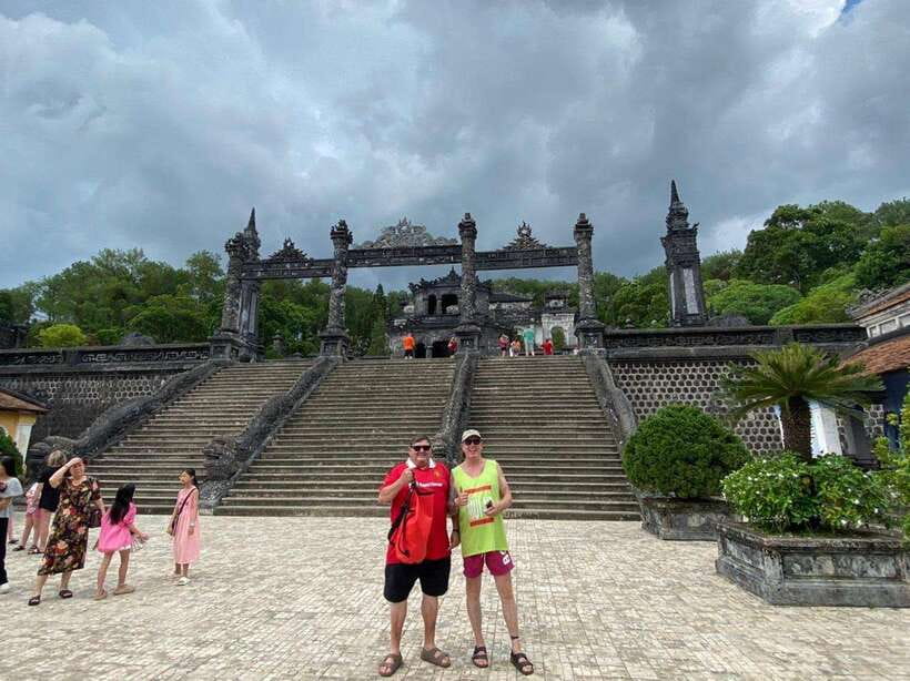 Hue : Dragon Boat Cruise to Thien Mu Pagoda and Tombs - The 30-minute dragon boat ride on the Perfume River