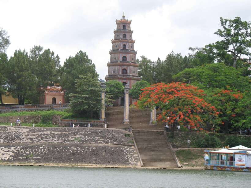 Hue: Perfume River Cruise with Thien Mu Pagoda & Tombs - Thien Mu Pagoda and the Lady of Heaven