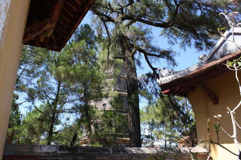 Hue: Perfume River Cruise with Thien Mu Pagoda & Tombs - Setting off on the Perfume River by dragon boat