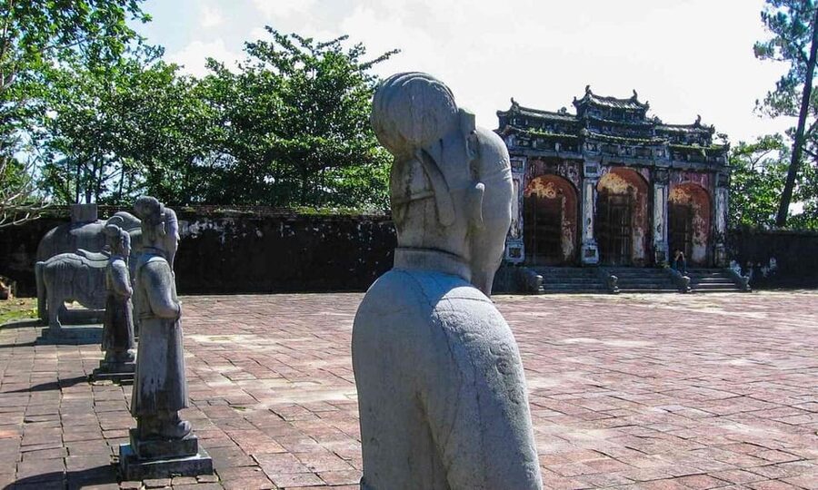 Hue : Royal Tombs- Thien Mu Pagoda- Dragon Boat Private Tour - Key points before you book