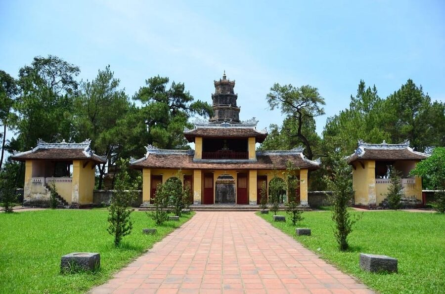 Hue : Royal Tombs- Thien Mu Pagoda- Dragon Boat Private Tour - Private transport keeps the four-hour schedule moving