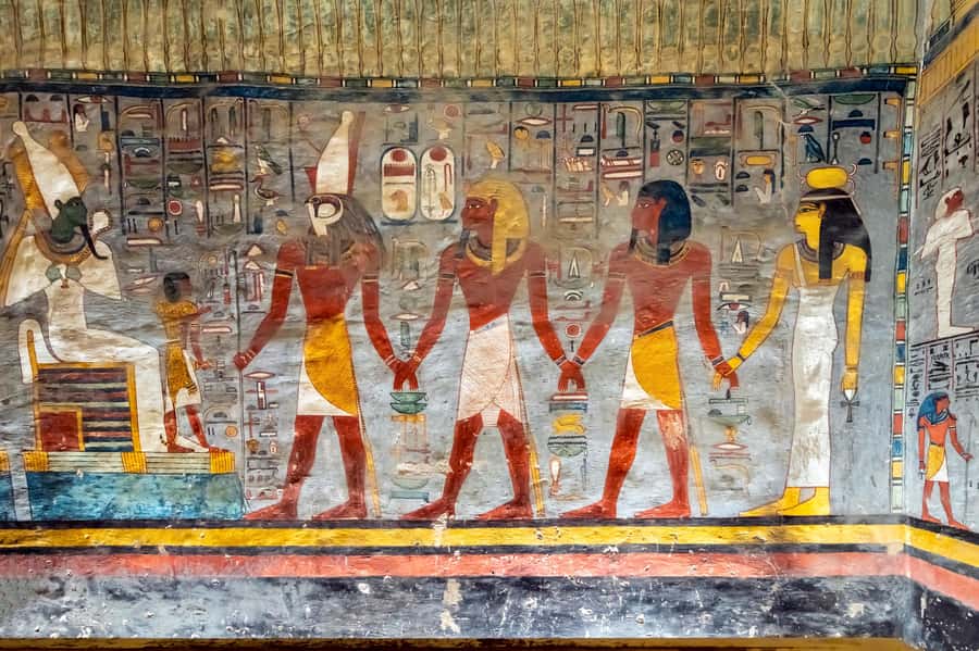 Hurghada: Luxor Valley of The Kings, Karnak Temple & Lunch - Lunch in Luxor, with a practical warning