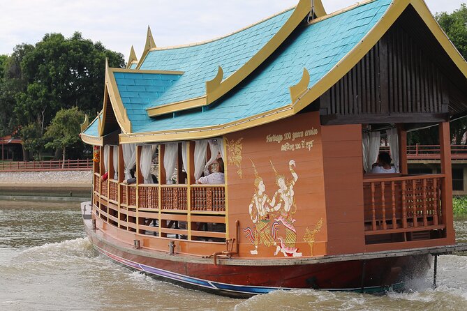 Instagram Photo Tour with Wat Arun and River Cruise - Arriving at Wat Arun in traditional Thai dress