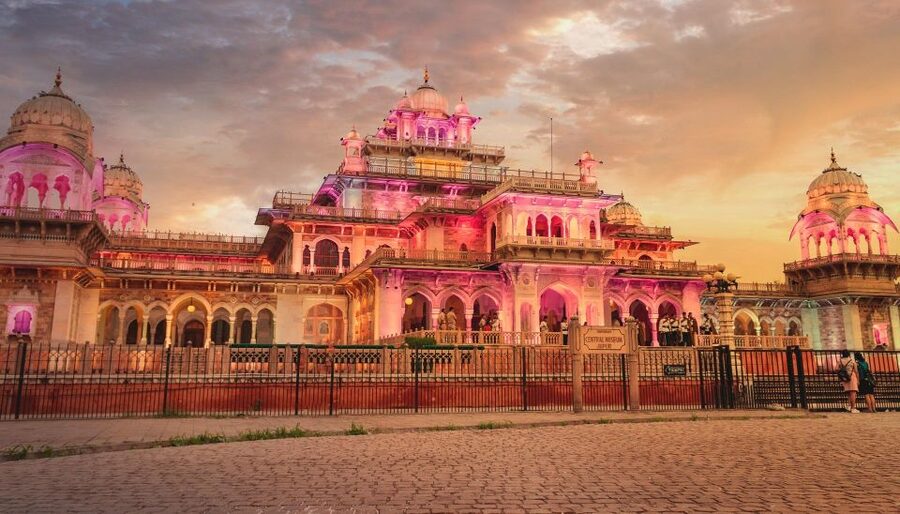 Jaipur Sightseeing by Tuk-Tuk: Temples, Palaces & Markets - Hawa Mahal and the old city facade