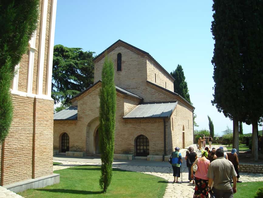 Kakheti; City of Love Sighnaghi, Bodbe Monastery and Telavi - Lunch at Qvevrebi with the Alazani Valley below