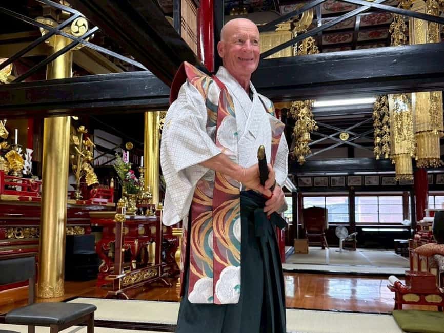 Kanazawa: Samurai Swordsmanship Lesson at a rented temple - Ten minutes for photographs in full samurai dress