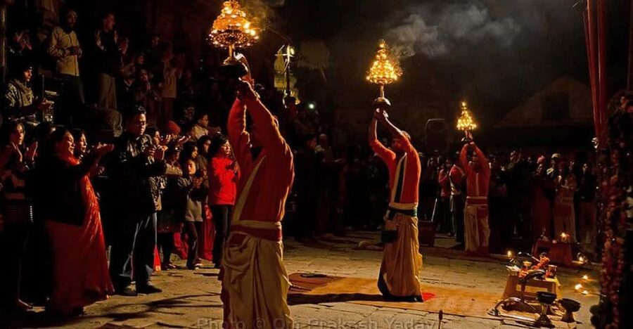 Kathmandu: Pashupatinath Temple Aarti Night Tour - Entering the Pashupatinath complex