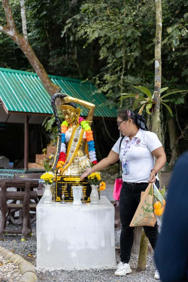 Khao Lak: 3 Temples Full Day Tour w/Lunch & Hotel Transfer - A family lunch at Tha Sai Seafood