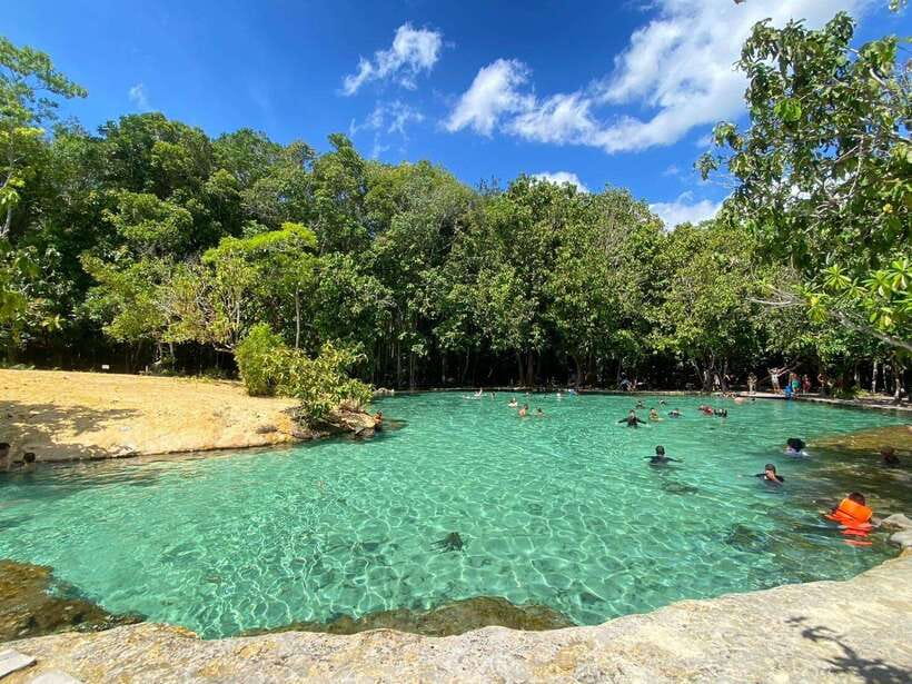 Krabi: Tiger Cave Temple, Emerald Pool and Hot Springs Tour - Lunch in a local restaurant