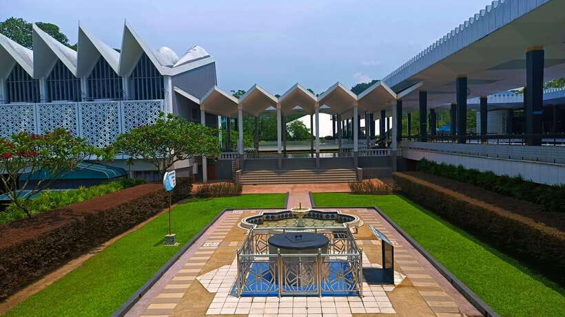 Kuala Lumpur: Temple & Shrine Private Half Day Tour - The National Mosque and its umbrella-shaped dome