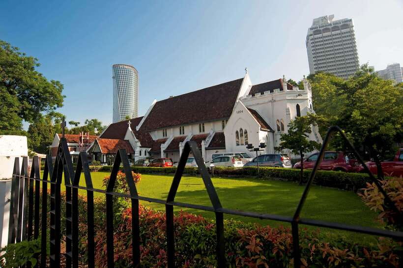 Kuala Lumpur: Temple & Shrine Private Half Day Tour - Batu Caves and the 140-foot Lord Murugan