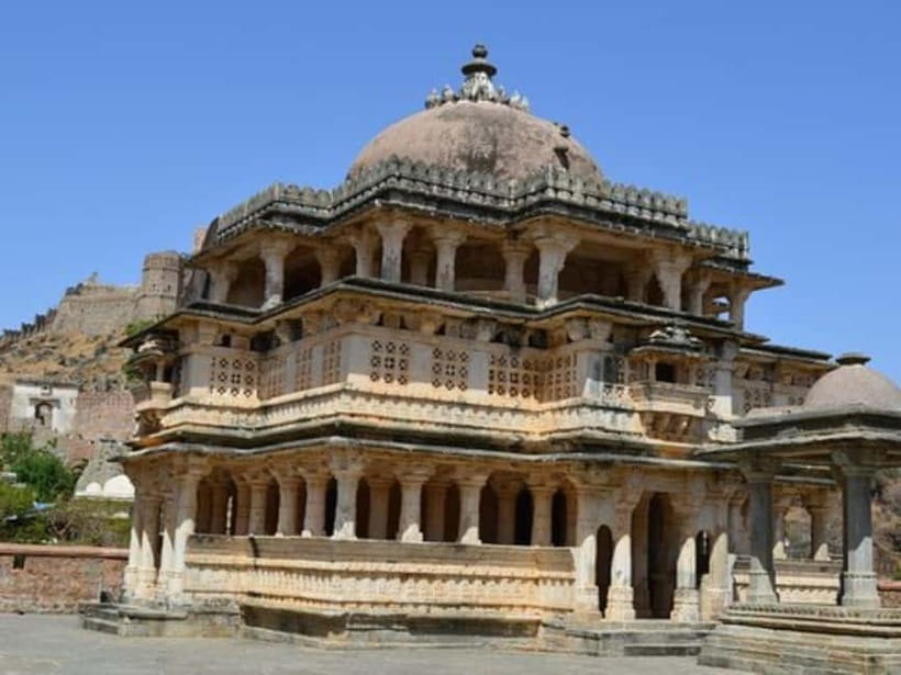 Kumbhalgarh Fort & Ranakpur Jain Temple Tour From Udaipur - Kumbhalgarh Fort and its huge defensive wall