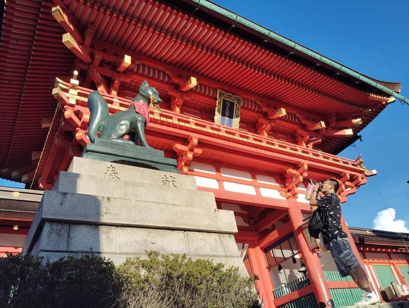 Kyoto: 1.5-Hour Guided Tour of Fushimi Inari Shrine - Testing your fortune with the Omokaruishi stones