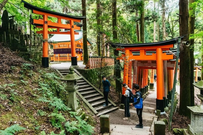 Kyoto: 3-Hour Fushimi Inari Shrine Hidden Hiking Tour - The summit area and smaller altars