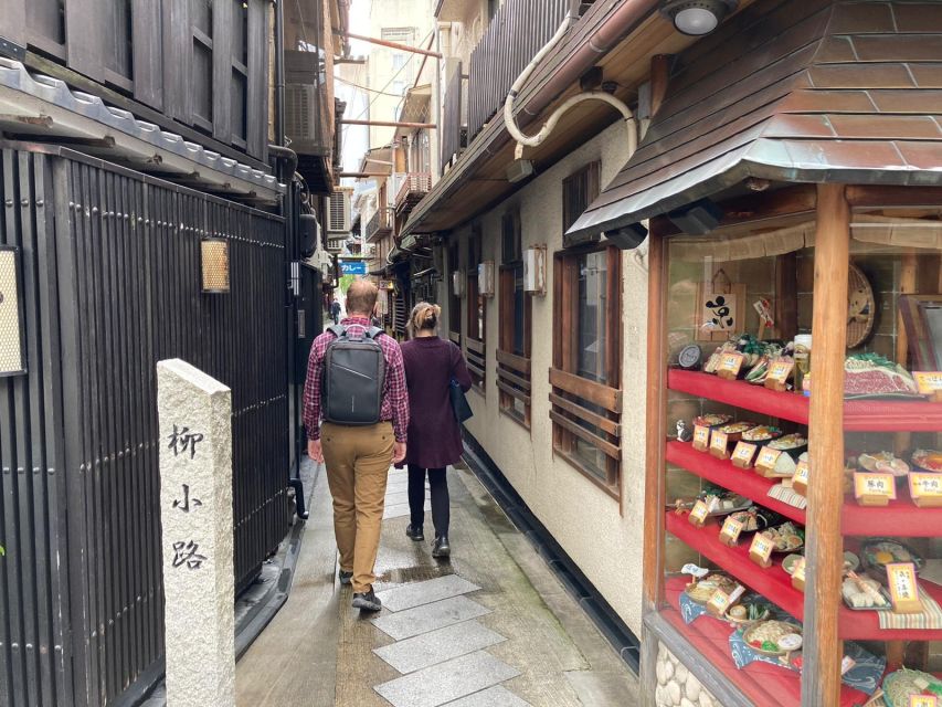 Kyoto: Private Walking Tour with Kiyomizu Temple & Gion - Sampling Kyoto at Nishiki Market