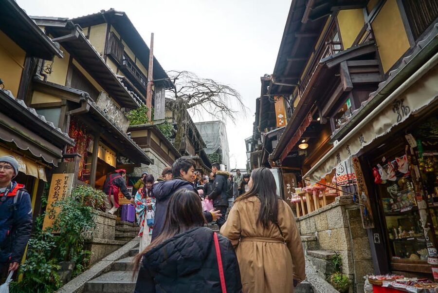 Kyoto Tea Ceremony & Kiyomizu-dera Temple Walking Tour - Making matcha in a traditional tea setting