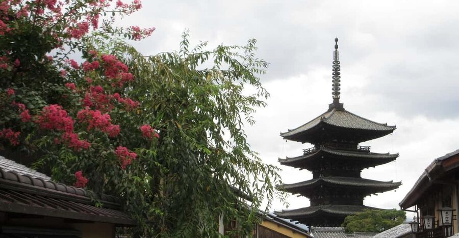 KYOTO: Tempio Kiyomizu Pagode Gion “Geisya” (Guida Italiana) - Walking toward Gion and the geisha district
