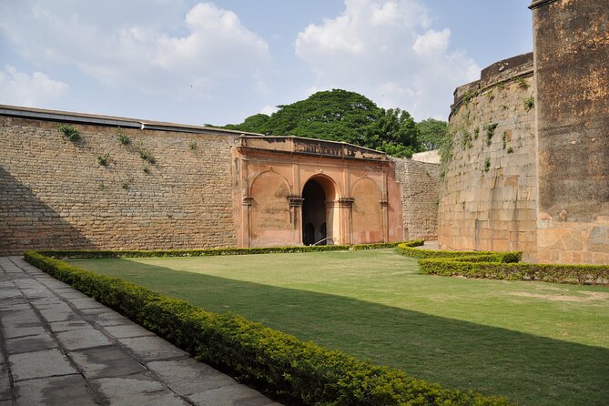 Lalbagh+Bull Temple+Tipu Palace+Market+Lunch=Bangalore City Tour - Guides, vehicle, and the private-tour advantage