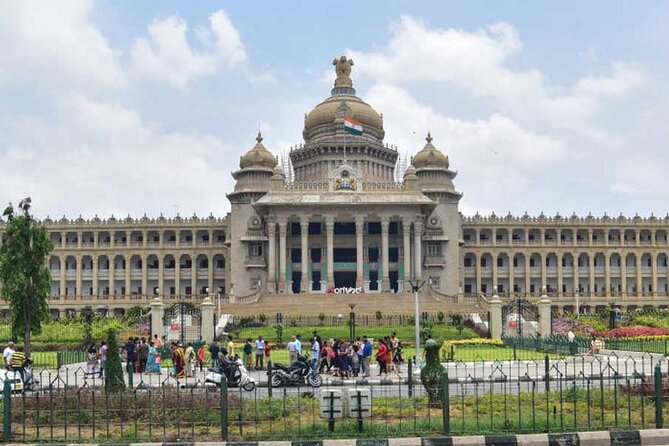 Lalbagh+Bull Temple+Tipu Palace+Market+Lunch=Bangalore City Tour - Lalbagh: two hours among Bangalore’s red gardens