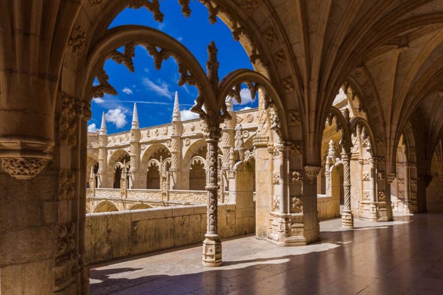Lisbon: Jerónimos Monastery E-Ticket and Audio Guide - Getting to the entrance at Praça do Império