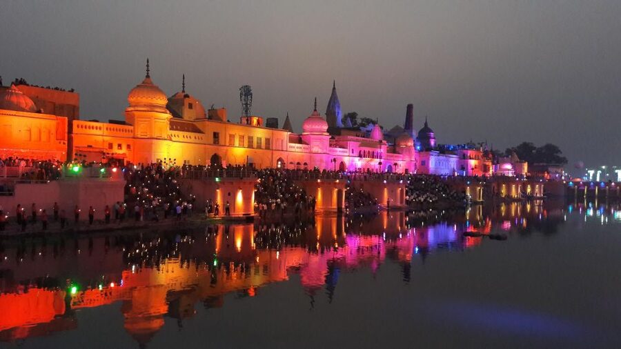 Lucknow: Private Ayodhya & Ram Mandir Temple Tour - Lunch, local flavors, and a useful roadside stop