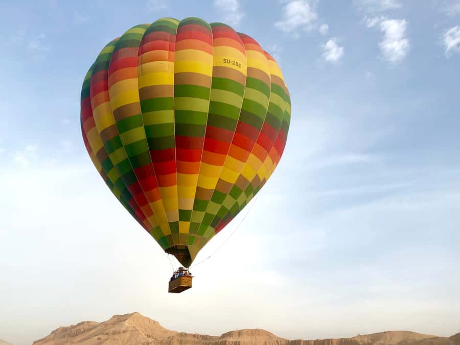 Luxor: Hot Air Balloon Ride Over Temple of Hatshepsut - Watching the balloon come alive