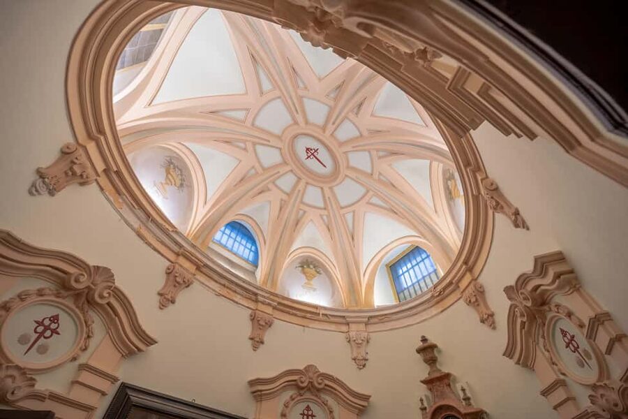 Madrid: Entrance to the Monastery of Las Comendadoras de Santiago - Enter through the temple door