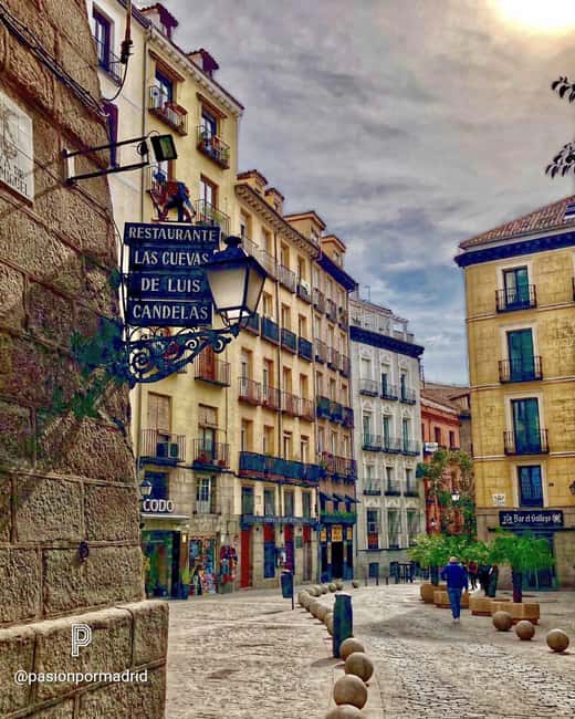 Madrid Must-see with Atardeder at the Debod Temple - Plaza de la Armería and Almudena Cathedral