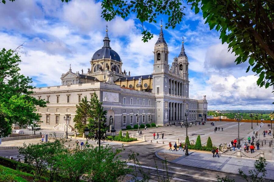 Madrid Must-see with Atardeder at the Debod Temple - Plaza de Isabel II and the Royal Theater