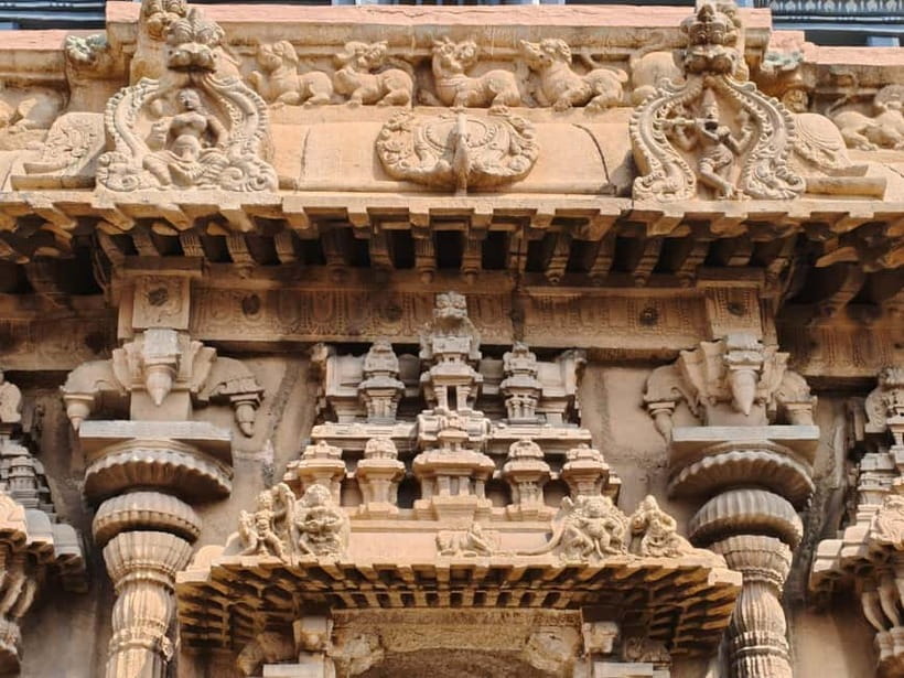 Madurai: City Highlights Temple and Market Tour - What the guide adds to the experience