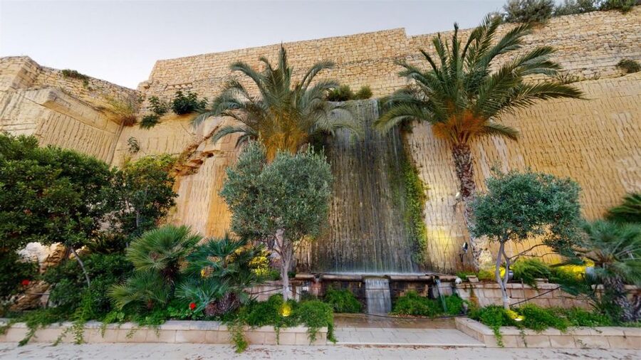 Malta: Prehistoric Temples, Limestone Heritage & Blue Grotto - The guides add the human element