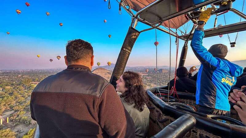 Mexico City: Balloon Flight, Teotihuacan & Guadalupe Shrine - Meeting the bus on Paseo de la Reforma
