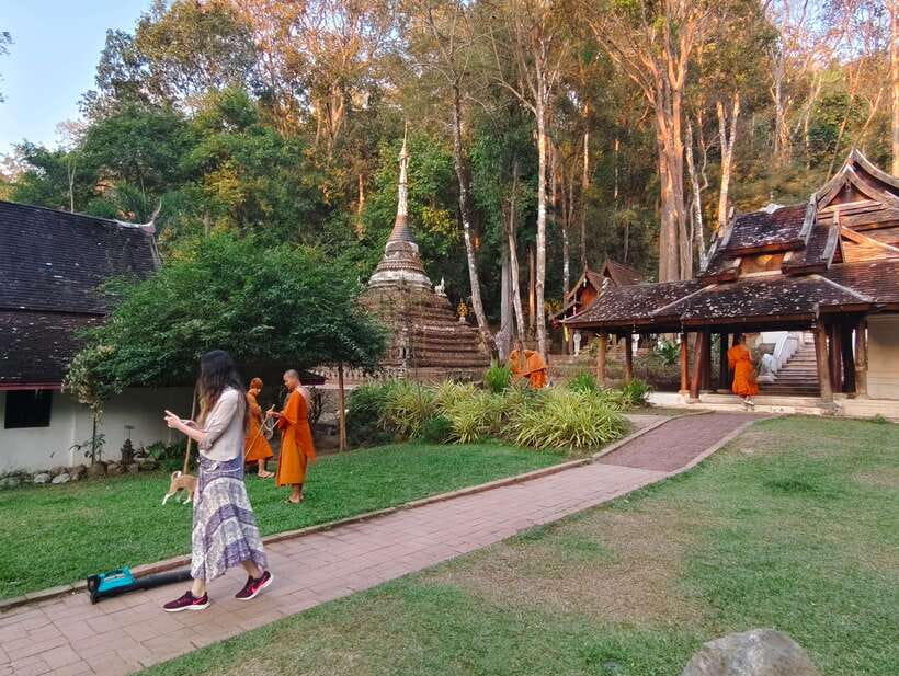 Monk trails hike, Wat Phalat, Monk chanting, Wat Doi Suthep. - Meditation and evening monks chanting
