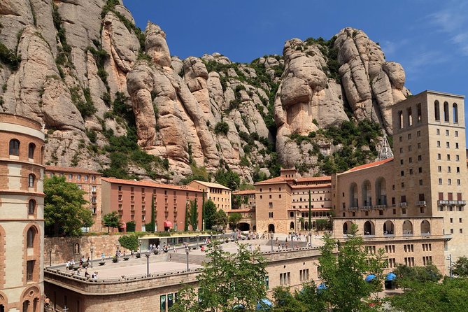 Montserrat Monastery and Sagrada Familia Tour with Liquor Tasting - Why this pairing works, and where it gets awkward