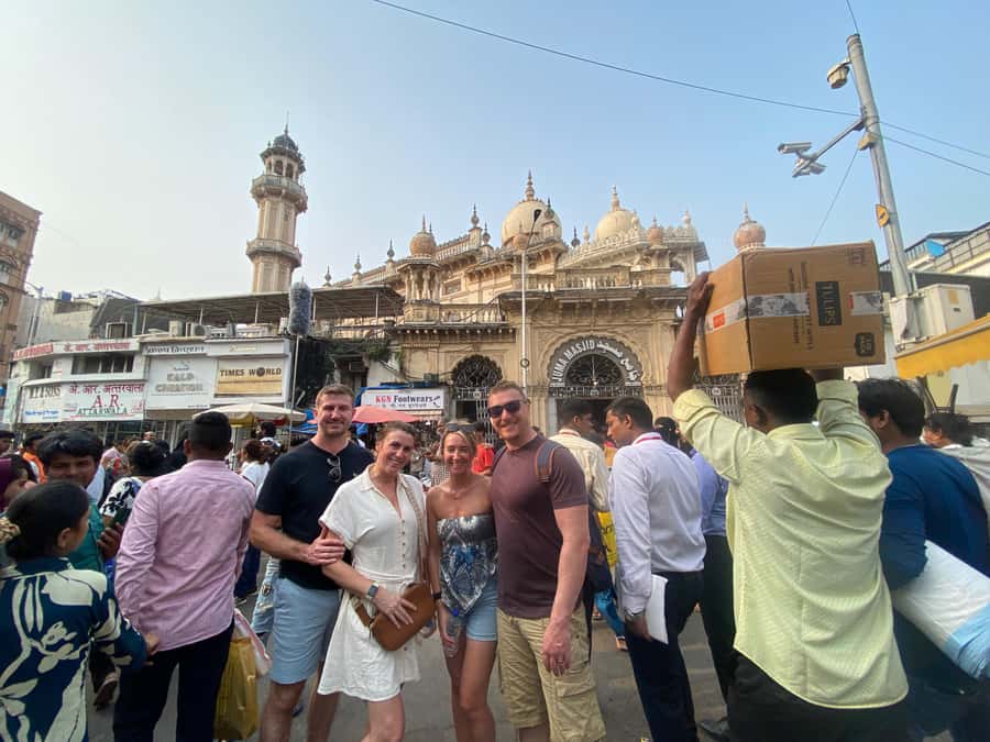 Mumbai: 2 Hours Markets And Temple Tour - Feeding cows at the shelter