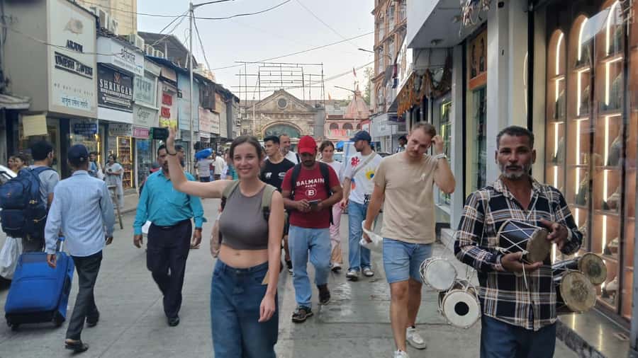 Mumbai: 2 Hours Markets And Temple Tour - Getting around, chai, and what the $6 covers